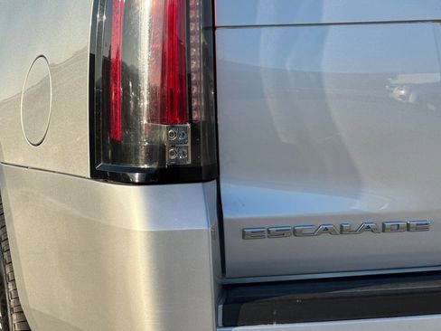 Used 2015 Cadillac Escalade Luxury image 26