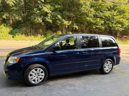 Used 2017 Dodge Grand Caravan SE w/ UConnect Hands-Free Group FWD image 7