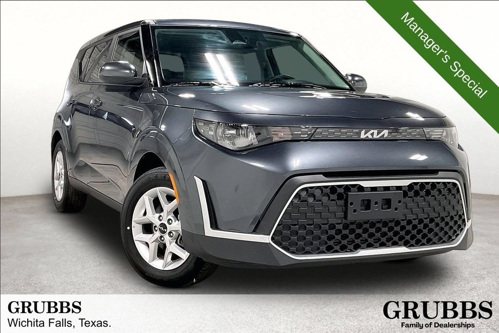 Used 2025 Kia Soul LX FWD image 1