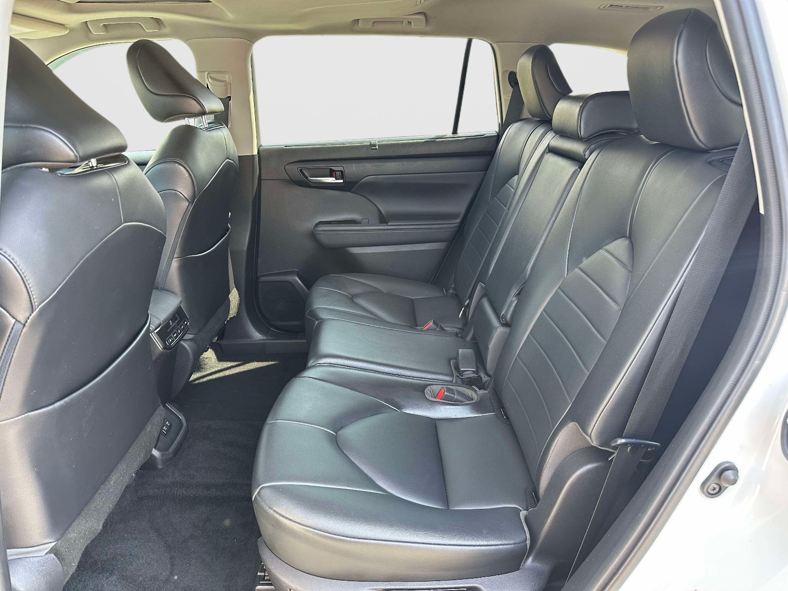 Used 2021 Toyota Highlander XLE AWD/4WD image 13