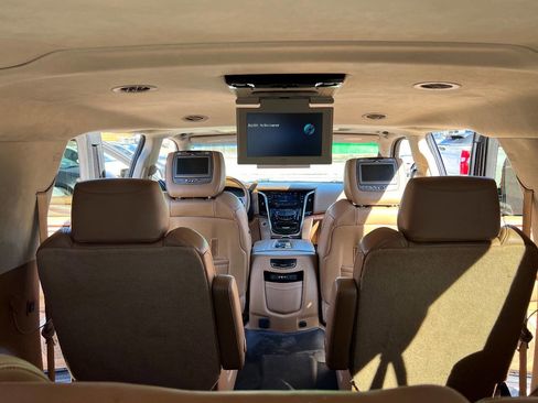 Used 2015 Cadillac Escalade ESV Platinum image 30