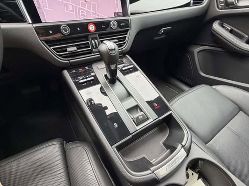 Certified 2025 Porsche Macan AWD/4WD image 24