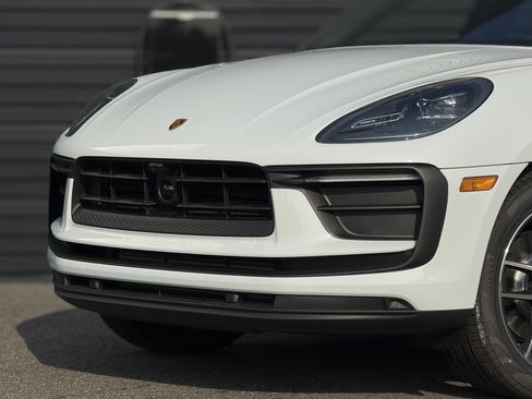 Certified 2025 Porsche Macan AWD/4WD image 15