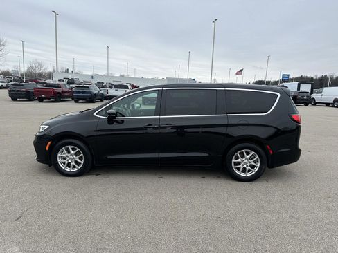 Used 2025 Chrysler Pacifica Select image 2