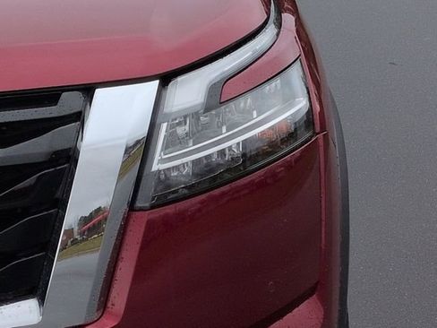 Used 2023 Nissan Pathfinder SL AWD/4WD image 17