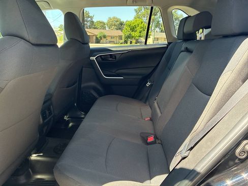 Used 2022 Toyota RAV4 LE AWD/4WD image 10