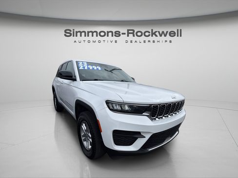 Used 2023 Jeep Grand Cherokee Laredo AWD/4WD image 5