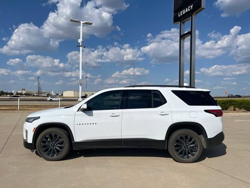 Used 2023 Chevrolet Traverse RS FWD image 2