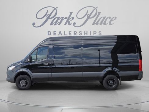 Used 2024 Mercedes-Benz Sprinter 3500 image 2