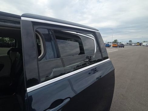 Used 2023 Chrysler Pacifica Touring-L FWD image 17
