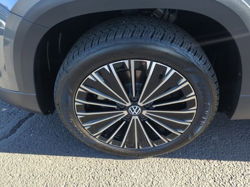 Certified 2025 Volkswagen Taos SE w/ Panoramic Sunroof Package image 25