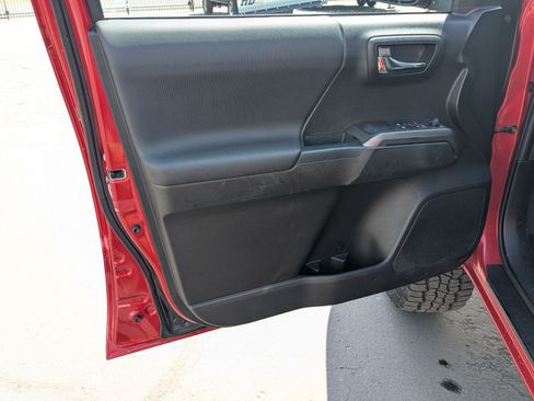 Used 2021 Toyota Tacoma TRD Off-Road w/ Technology Package AWD/4WD image 15