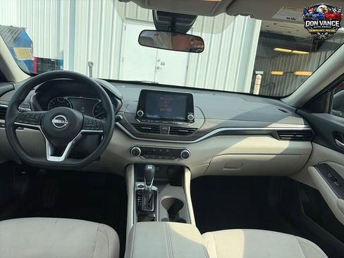 Used 2025 Nissan Altima 2.5 SV FWD image 12