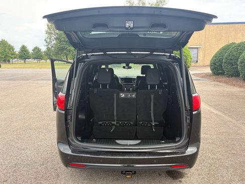 Used 2018 Chrysler Pacifica Touring-L w/ Premium Audio Group FWD image 15