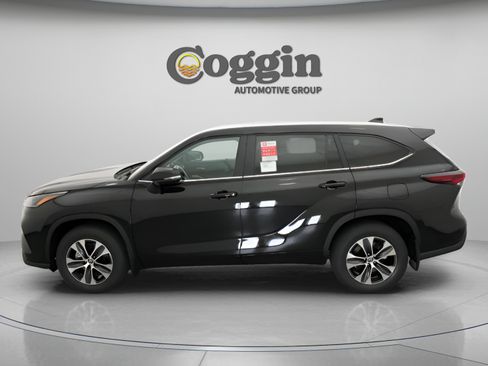 Certified 2026 Toyota Highlander XLE AWD/4WD image 3