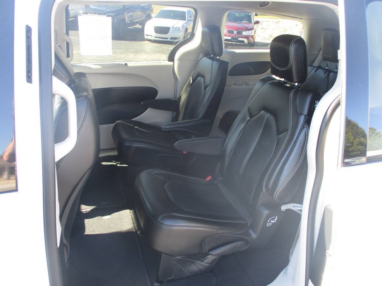 Used 2023 Chrysler Pacifica Touring-L FWD image 15