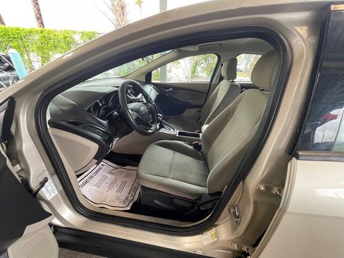 Used 2018 Ford Focus SE FWD image 4