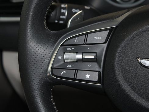 Used 2023 Genesis G70 2.0T image 19