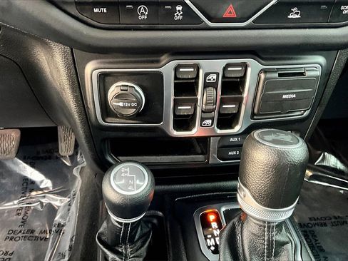 Used 2024 Jeep Wrangler Sahara image 32