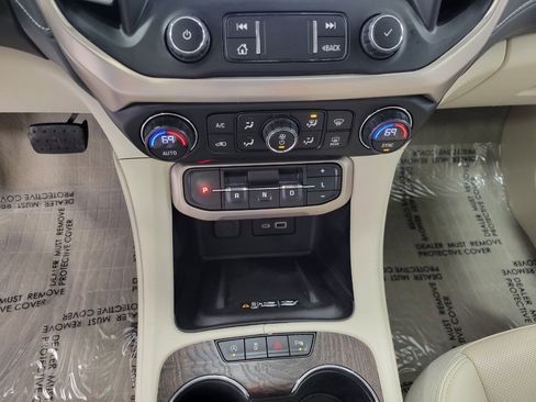 Used 2022 GMC Acadia Denali w/ Denali Ultimate Package image 17