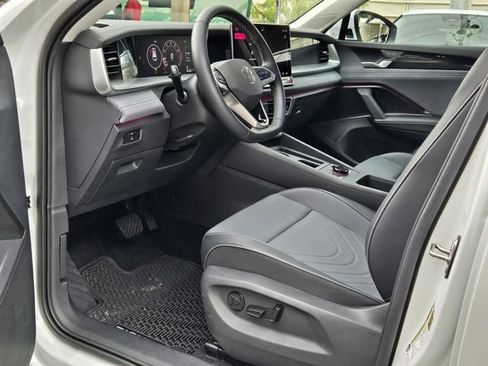 Certified 2025 Volkswagen Tiguan SE image 12