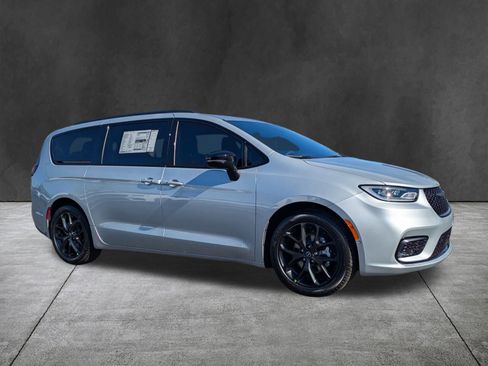 New 2026 Chrysler Pacifica Select image 2