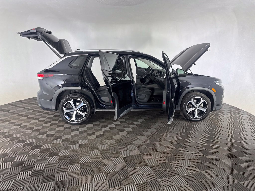 Used 2025 Volkswagen Tiguan SE AWD/4WD image 20