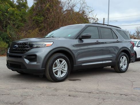 Used 2021 Ford Explorer XLT image 2