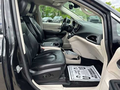 Used 2022 Chrysler Pacifica Touring-L w/ Uconnect Theater Family Group FWD image 30