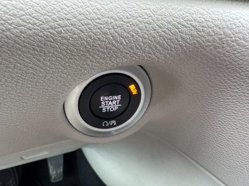 Used 2024 Chrysler Pacifica Touring-L FWD image 23