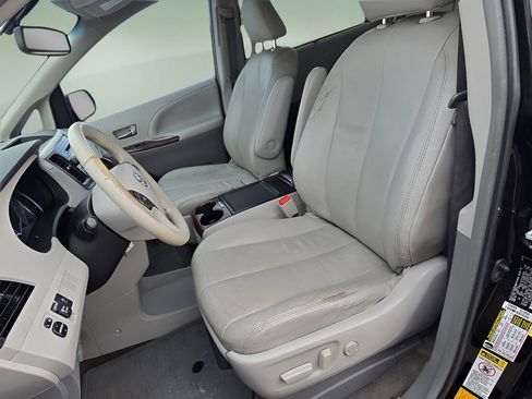 Used 2014 Toyota Sienna XLE image 12