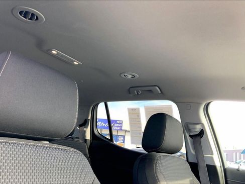 Used 2023 GMC Acadia SLE image 27