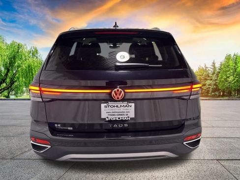 Certified 2025 Volkswagen Taos SE w/ Panoramic Sunroof Package image 5