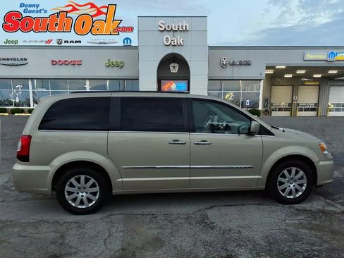 Used 2015 Chrysler Town & Country Touring w/ Driver Convenience Group FWD image 2