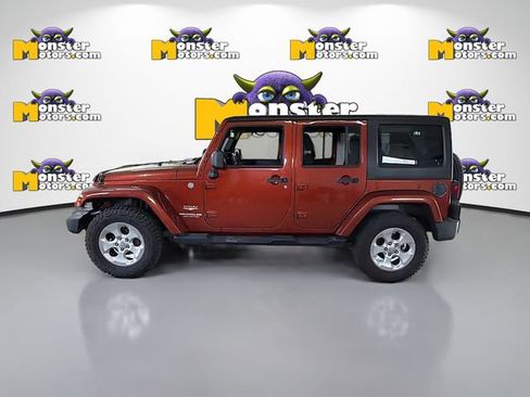 Used 2014 Jeep Wrangler Unlimited Sahara w/ Connectivity Group AWD/4WD image 7