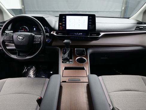Used 2024 Toyota Sienna LE image 18