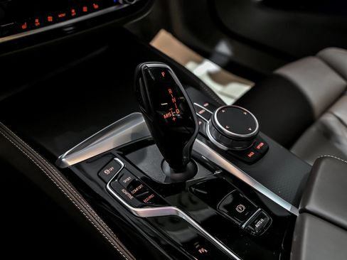 Used 2022 BMW M550i xDrive w/ Premium Package image 40