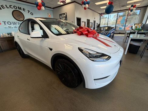 Used 2021 Tesla Model Y Long Range image 16