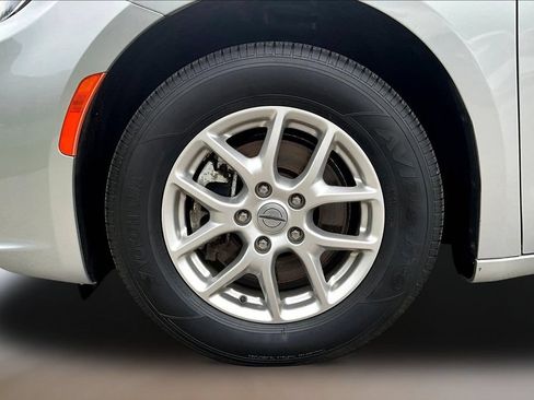 Used 2024 Chrysler Pacifica Touring-L FWD image 27