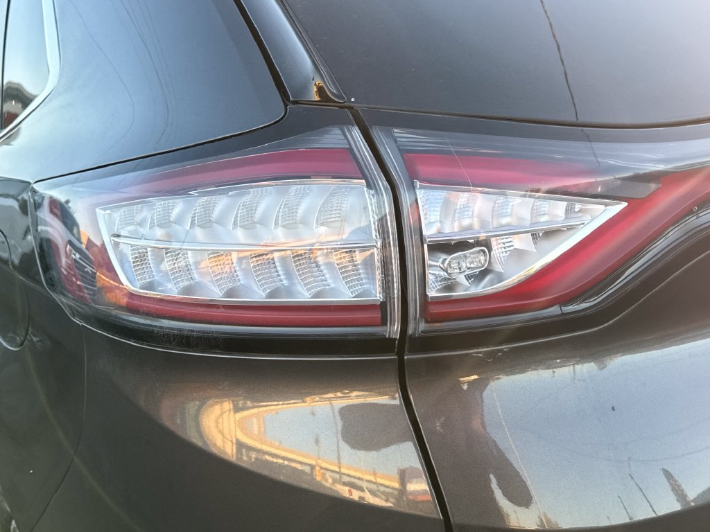 Used 2018 Ford Edge Titanium w/ Equipment Group 302A AWD/4WD image 17