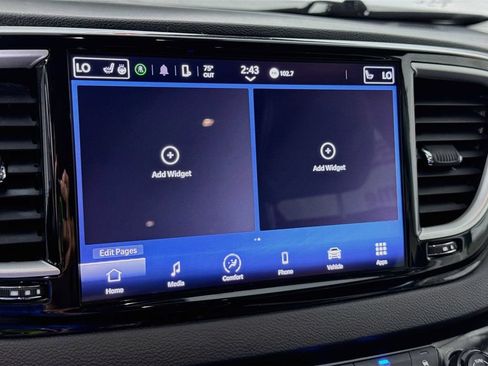 Used 2023 Chrysler Pacifica Touring-L FWD image 7