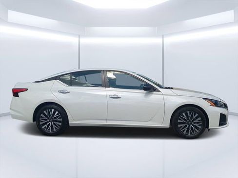 Used 2025 Nissan Altima 2.5 SV image 2