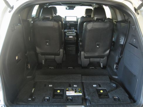 Used 2025 Toyota Sienna Platinum image 26