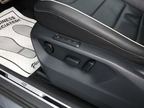 Used 2023 Volkswagen Tiguan SEL R-Line image 9