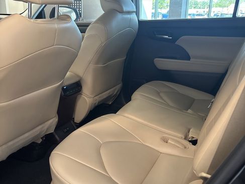 Used 2021 Toyota Highlander XLE image 10