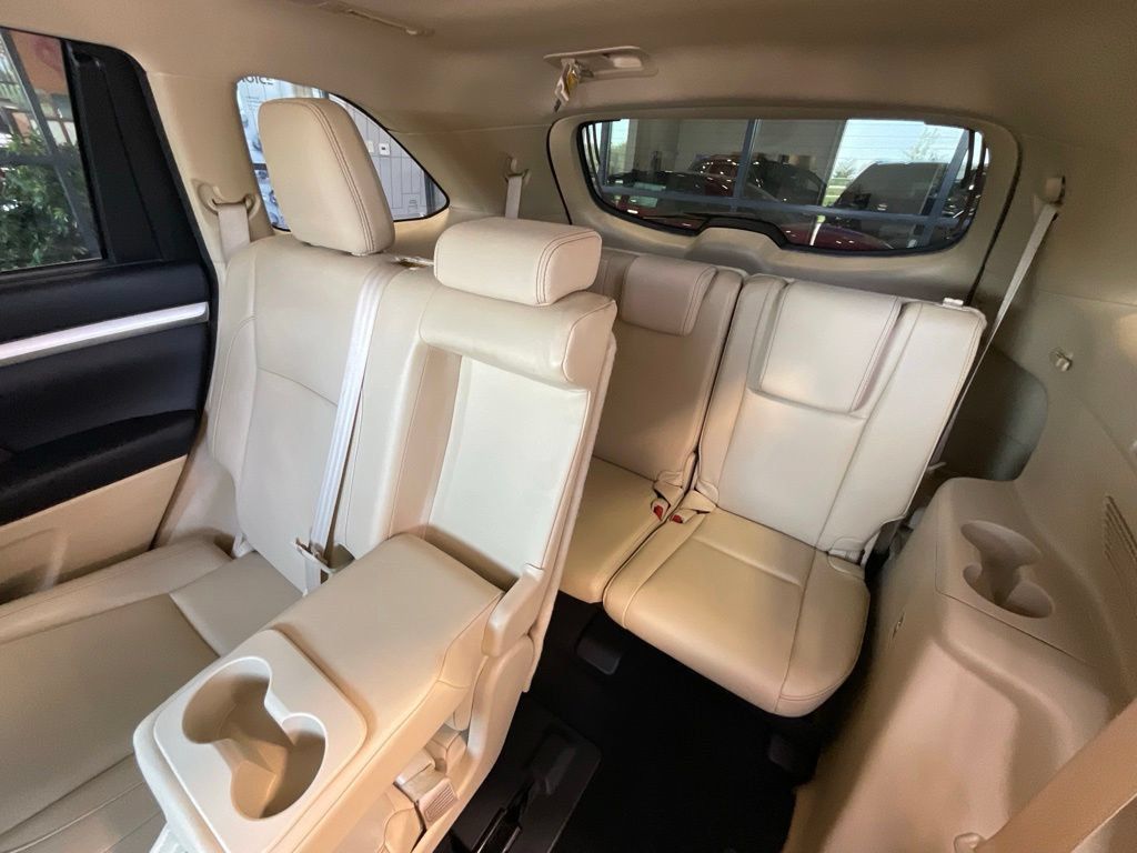 Used 2016 Toyota Highlander XLE AWD/4WD image 24