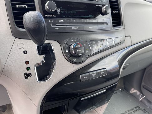 Used 2013 Toyota Sienna LE w/ Towing Pkg FWD image 25