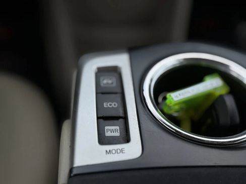 Used 2014 Toyota Prius V Five image 32