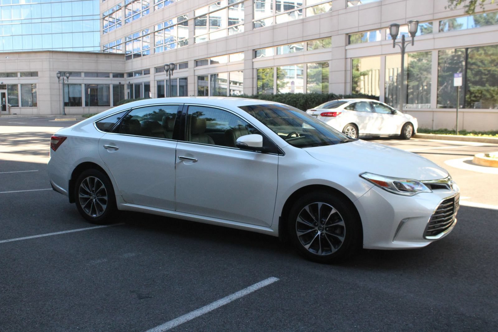 Used 2016 Toyota Avalon XLE FWD image 2