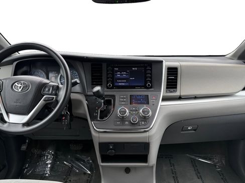 Used 2019 Toyota Sienna LE image 11